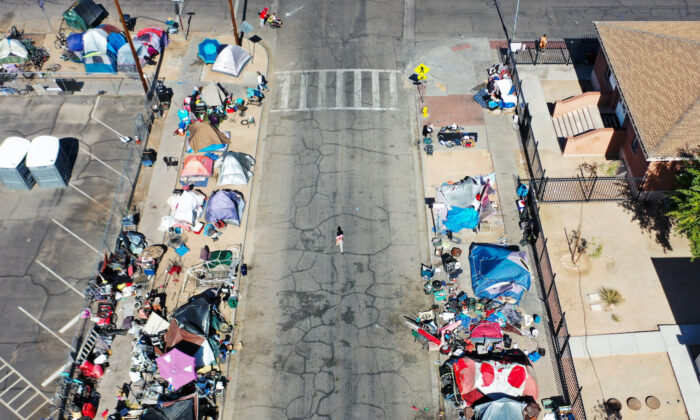 Una vista aérea de personas reunidas cerca de un campamento para personas sin hogar en el calor de la tarde, en Phoenix, Arizona, el 21 de julio de 2022. (Mario Tama/Getty Images)
