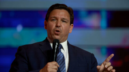 DeSantis presenta demanda contra la FDA por retrasar programa de medicamentos