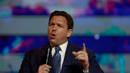 DeSantis: Médicos que realizan cirugías transgénero en niños deberían «ser demandados»