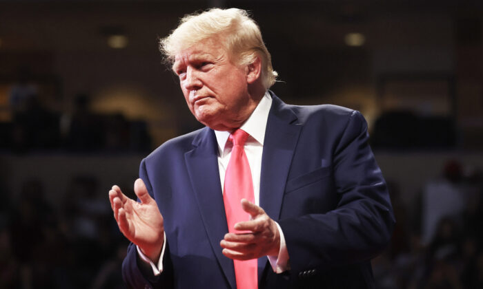 El expresidente Donald Trump aplaude en un mitin a los candidatos republicanos de Arizona, en Prescott Valley, Arizona, el 22 de julio de 2022. (Mario Tama/Getty Images)
