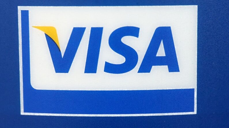 Un panel que anuncia Visa y otras tarjetas aceptadas se muestra cerca de un cajero automático de un banco el 26 de julio de 2022 en Los Ángeles, California.(Mario Tama/Getty Images)
