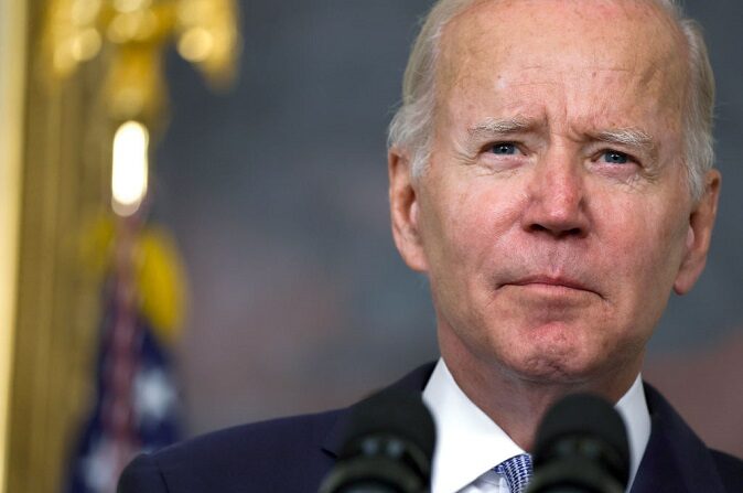 El presidente de Estados Unidos, Joe Biden, pronuncia un discurso sobre la Ley de Reducción de la Inflación de 2022 en el Comedor de Estado de la Casa Blanca el 28 de julio de 2022 en Washington, DC. (Anna Moneymaker/Getty Images)
