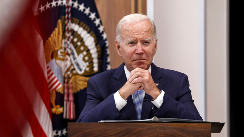 El presidente de EE.UU., Joe Biden, hace declaraciones durante una reunión sobre la economía de EE.UU. con directores ejecutivos y miembros de su gabinete en el auditorio South Court de la Casa Blanca el 28 de julio de 2022 en Washington, DC. (Anna Moneymaker/Getty Images)