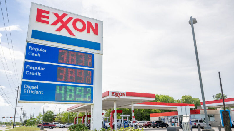  Los precios de la gasolina se muestran en una gasolinera Exxon el 29 de julio de 2022 en Houston, Texas. (Brandon Bell/Getty Images)