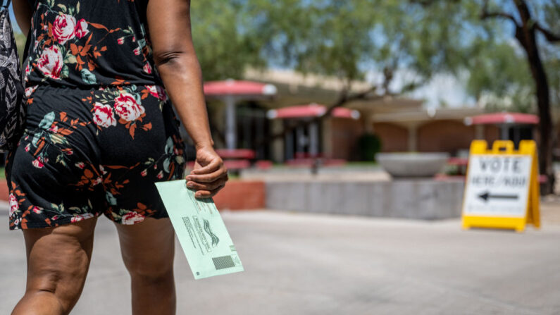 Una persona camina para emitir su voto en Glendale Community College el 02 de agosto de 2022 en Phoenix, Arizona. (Brandon Bell/Getty Images)