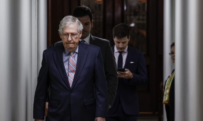 El líder de la minoría del Senado, Mitch McConnell (R-Ky.), regresa a su oficina, en el edificio del Capitolio de EE.UU., en Washington, el 3 de agosto de 2022. (Anna Moneymaker/Getty Images)
