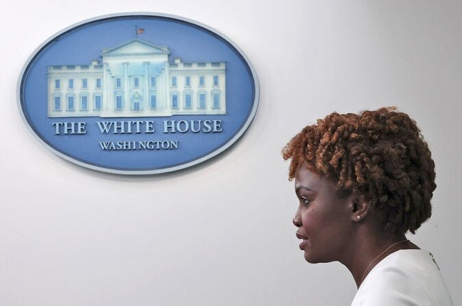 La secretaria de prensa de la Casa Blanca, Karine Jean-Pierre, habla durante la sesión informativa diaria en la Casa Blanca en Washington el 4 de agosto de 2022. (Win McNamee/Getty Images)
