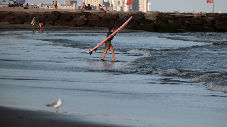 La gente pasa una tarde en la playa de Rockaway el 5 de agosto de 2022 en el barrio de Queens de la ciudad de Nueva York. (Spencer Platt/Getty Images)