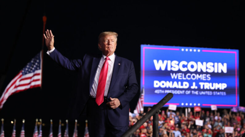 El expresidente Donald Trump saluda a sus seguidores durante un mitin en Waukesha, Wisconsin, el 5 de agosto de 2022. (Scott Olson/Getty Images)
