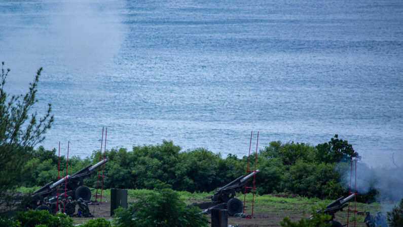 Soldados taiwaneses disparan artillería durante un simulacro de fuego real el 09 de agosto de 2022, en Pingtung, Taiwán. El ejército de Taiwán realizó un simulacro de fuego real en respuesta a los recientes simulacros de fuego real de China en aguas cercanas a la isla. (Annabelle Chih/Getty Images)