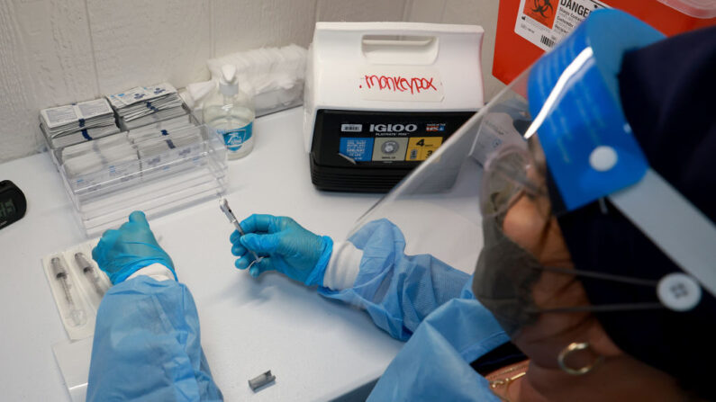 Una enfermera registrada mide una vacuna contra la viruela del mono en un sitio de vacunación establecido el 15 de agosto de 2022 en Miami, Florida. (Joe Raedle/Getty Images)