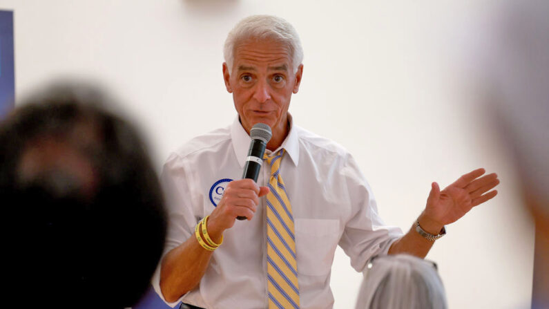 El candidato demócrata a gobernador, el representante Charlie Crist (D-FL), habla durante un evento de campaña en el Centro Judío de Pembroke Pines el 17 de agosto de 2022 en Pembroke Pines, Florida. (Joe Raedle/Getty Images)