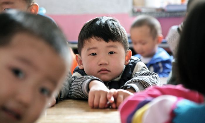 Niños chinos asisten a un preescolar en Beijing, China, el 26 de abril de 2012. (STR/AFP/Getty Images)
