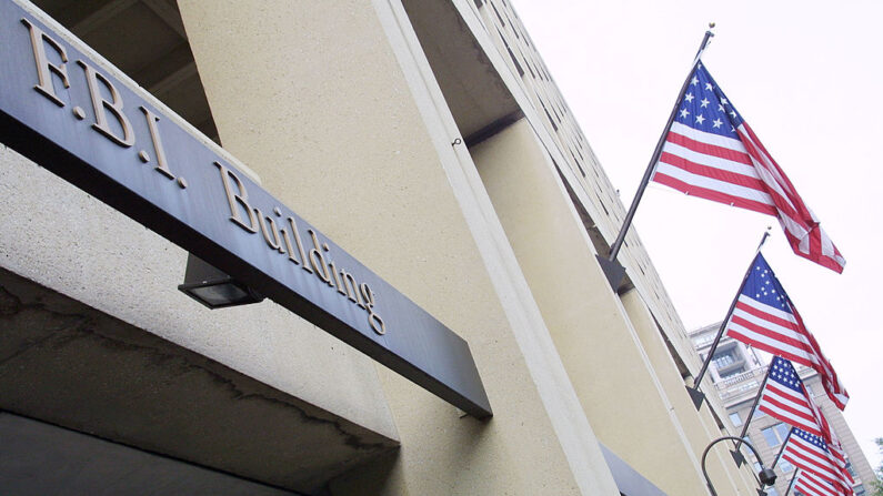 Banderas americanas ondean sobre el edificio de la Oficina Federal de Investigación (FBI) el 18 de julio de 2001 en Washington, D. C. (Alex Wong/Getty Images)