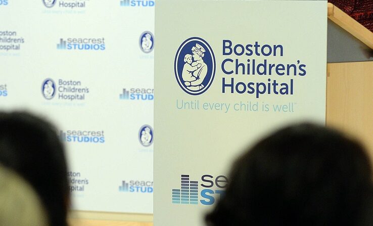El logo del Hospital Infantil de Boston en un podio, el 14 de noviembre de 2014 en Boston, Massachusetts. (Darren McCollester/Getty Images para el Boston Children's Hospital)
