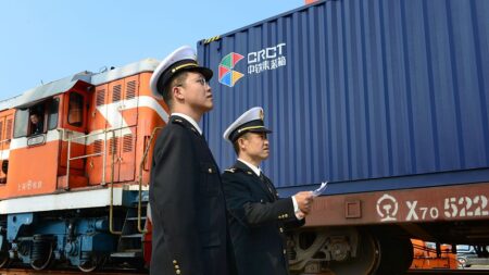 China cierra el mayor centro mundial de venta al por mayor y un gran puerto por brote de COVID-19