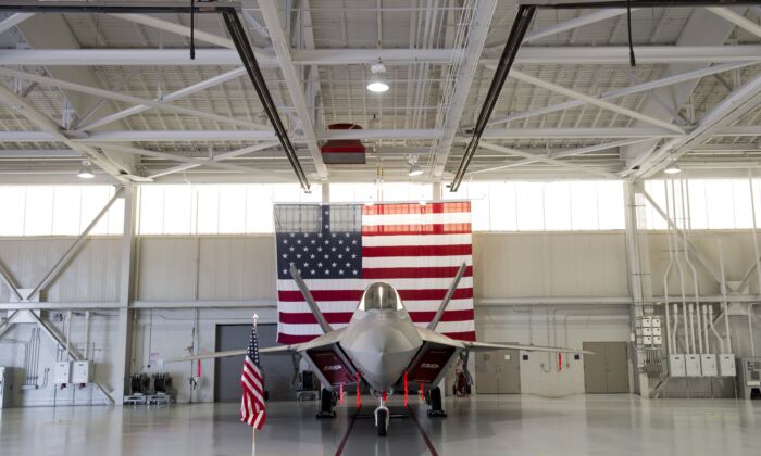 Un avión de combate furtivo Lockheed Martin F-22 Raptor de la Fuerza Aérea de EE.UU. está estacionado dentro de un hangar en la Base Conjunta Langley-Eustis, en Hampton, Virginia, el 15 de diciembre de 2015. (Saul Loeb/AFP a través de Getty Images)
