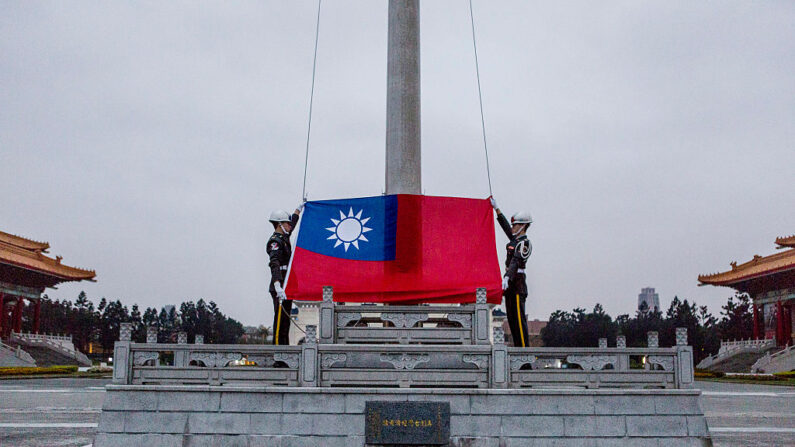 Los guardias de honor se preparan para izar la bandera de Taiwán en la plaza Chiang Kai-shek Memorial Hall, antes de las elecciones presidenciales taiwanesas el 14 de enero de 2016 en Taipéi, Taiwán. Ulet Ifansasti/Getty Images)