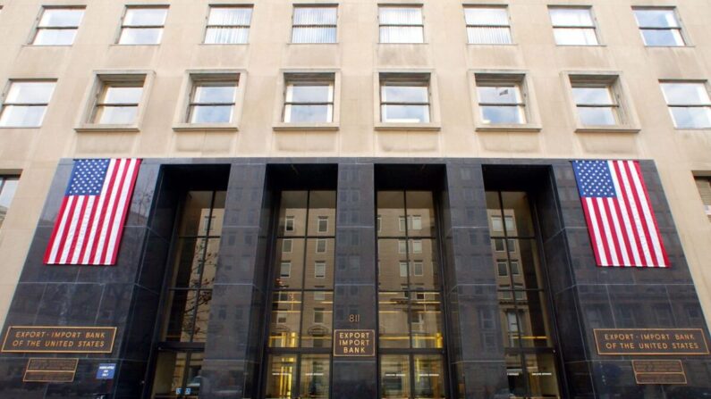 Una foto del edificio de Washington que alberga el Banco de Exportación e Importación, la Oficina de Construcción de Asuntos de Veteranos, la Junta de Apelaciones de Veteranos y la Oficina Administrativa de los Tribunales de Estados Unidos. (PAUL J. RICHARDS/AFP vía Getty Images)
