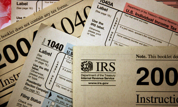 Los formularios de impuestos federales se ven en el Servicio de Impuestos Internos en Chicago, Illinois, en una foto de archivo. (Scott Olson/Getty Images)