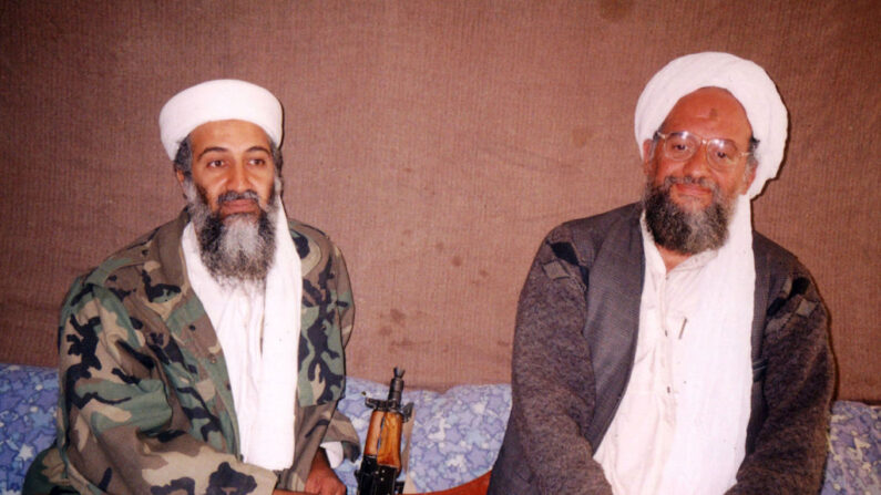 Osama bin Laden (izq.) sentado con su entonces asesor Ayman al-Zawahiri, un egipcio vinculado a la red Al Qaeda, durante una entrevista con el periodista paquistaní, Hamid Mir, en un lugar no revelado de Afganistán. (Visual News/Getty Images)