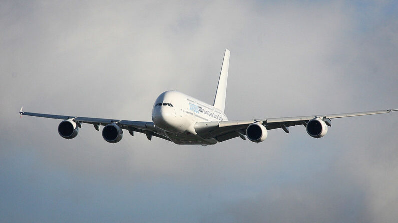 En una imagen de archivo, se ve un Airbus A380 despega de la pista. (Matt Cardy/Getty Images)