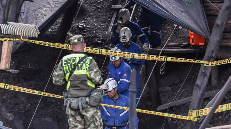 En una imagen de archivo, mineros descienden a la mina El Cerezo durante las operaciones de búsqueda después de que una explosión en la mina de carbón ilegal matara al menos a ocho personas, en la zona rural de Cucunuba, Departamento de Cundinamarca, en el centro de Colombia, el 24 de junio de 2017. (Luis Acosta/AFP vía Getty Images)