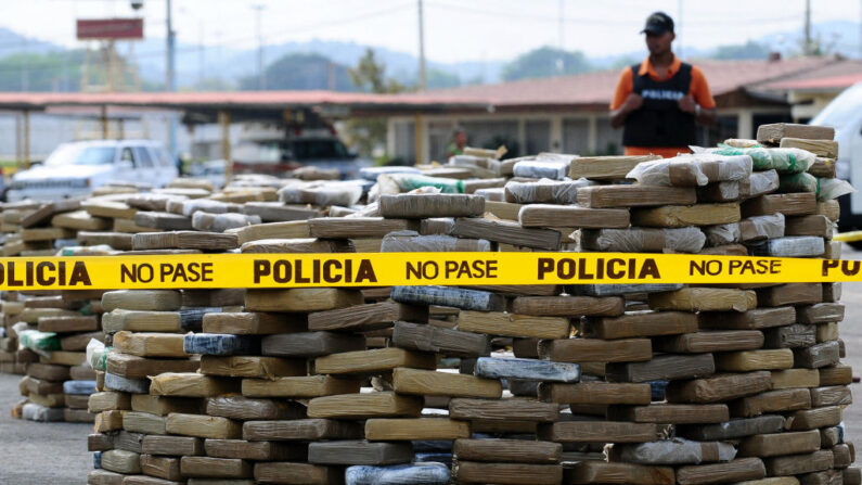Un miembro de la Policía Nacional de Panamá vigila los paquetes de cocaína en Ciudad de Panamá (Panamá) el 11 de marzo de 2008. (Elmer Martinez/AFP vía Getty Images)