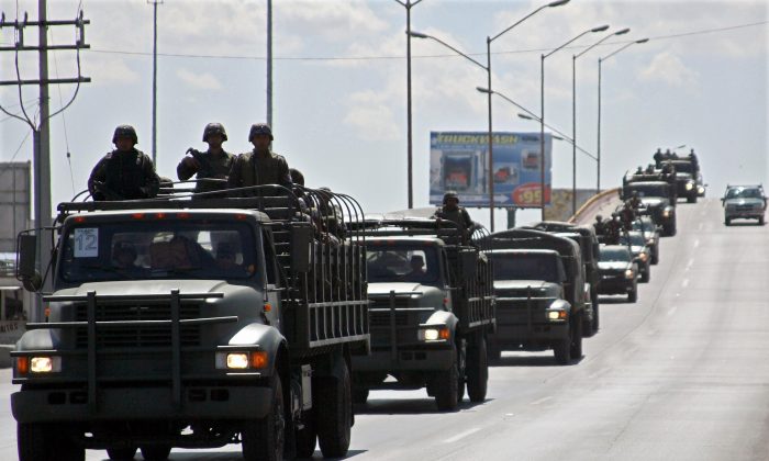 Miembros del ejército mexicano llegan a Ciudad Juárez, en el norte de México, el 13 de marzo de 2009. (Jesus Alcazar/AFP/Getty Images)