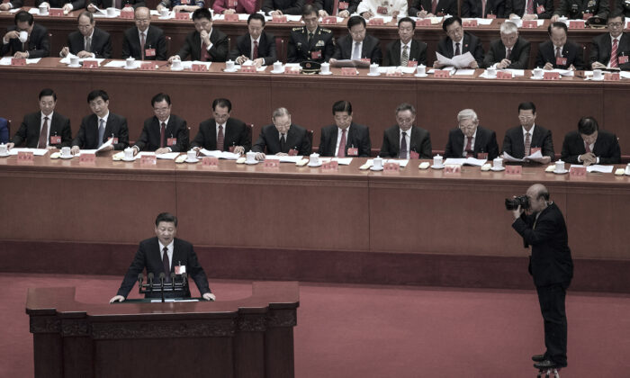 El líder del Partido Comunista Chino, Xi Jinping, habla en la sesión inaugural del XIX Congreso del Partido Comunista, celebrado en el Gran Salón del Pueblo, en Beijing, China, el 18 de octubre de 2017. (Kevin Frayer/Getty Images)
