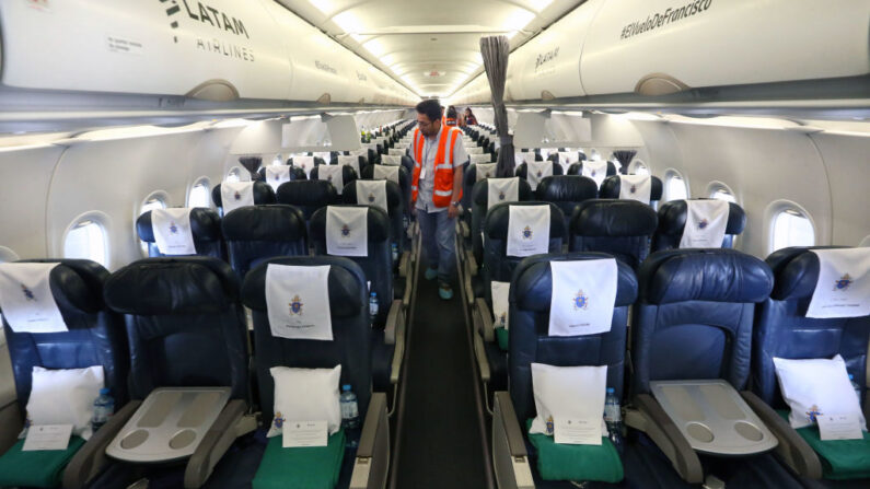 En una fotografía de archivo, personal de LATAM Airlines trabaja en los preparativos para la presentación oficial del Airbus A319 que transportará al Papa Francisco durante su próxima visita a Perú en un hangar en Callao, Perú, el 16 de enero de 2018. (Luka Gonzales/AFP vía Getty Images)