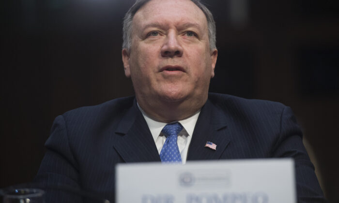 El entonces director de la CIA, Mike Pompeo, testifica sobre las amenazas mundiales durante una audiencia del Comité de Inteligencia del Senado, en el Capitolio de EE.UU., el 13 de febrero de 2018. (Saul Loeb/AFP vía Getty Images)
