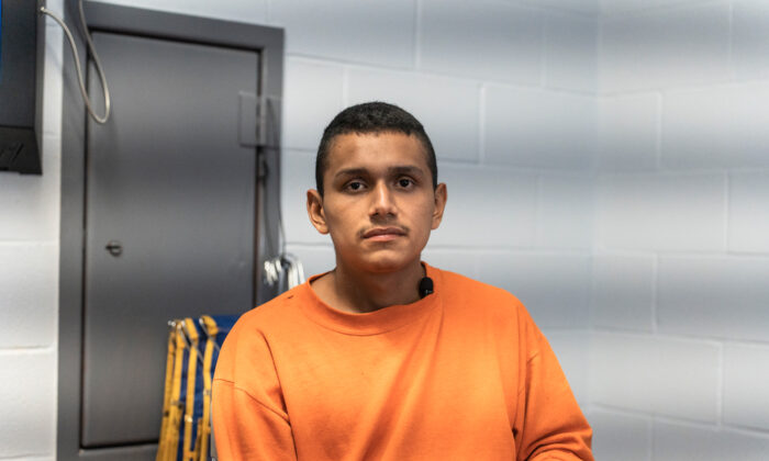 Martín Lazaro Bieya, un inmigrante ilegal de México, en la cárcel del condado de Goliad tras ser atrapado en Goliad, Texas, el 23 de junio. (Charlotte Cuthbertson/The Epoch Times)