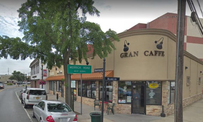 En esta foto de archivo se muestra el Gran Caffe, en Lynbrook, en Nueva York, donde las familias criminales Genovese y Bonanno supuestamente realizaron una operación de juego ilegal. (Captura de pantalla/Google Maps)
