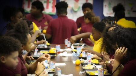 Escuela de Florida demanda a Biden y a comisionada de agricultura por bloqueo a almuerzos escolares
