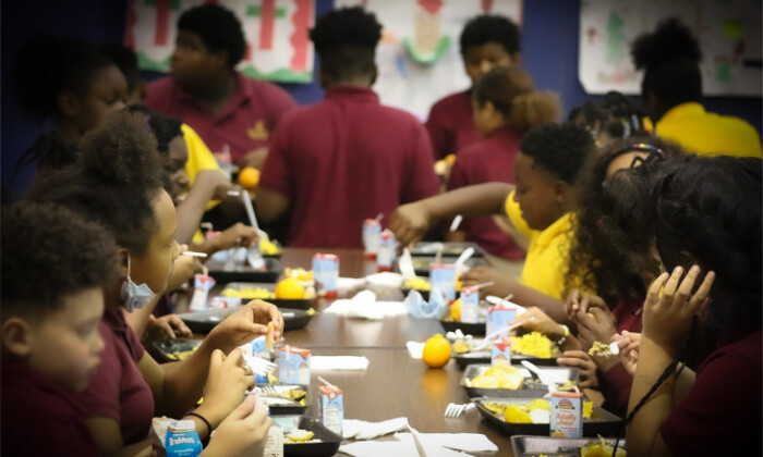 Estudiantes almorzando en Grant Park Christian Academy, en mayo de 2022. (Cortesía: Grant Park Christian Academy)
