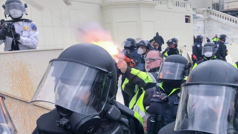 Un agente del Departamento de Policía Metropolitana de D.C. dispara una munición hacia los manifestantes en el lado oeste del Capitolio el 6 de enero de 2021. (Steve Baker/Screenshot vía The Epoch Times)
