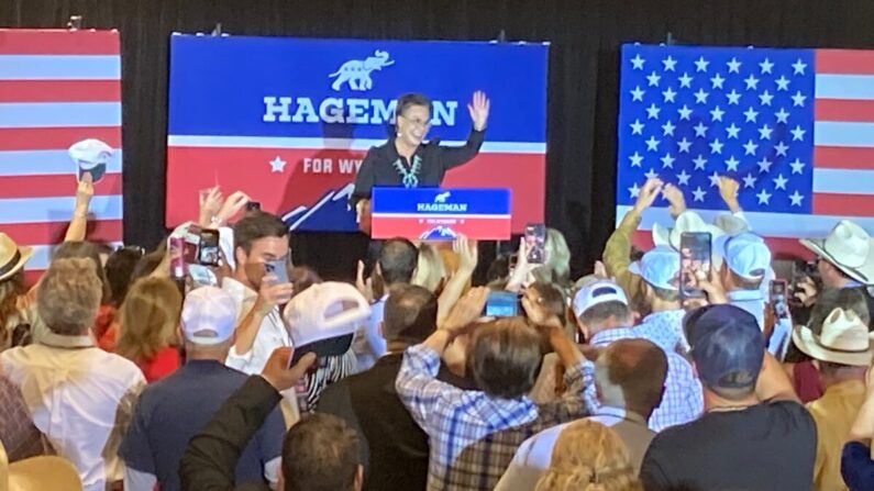 La candidata republicana al Congreso por Wyoming, Harriet Hageman, saluda a sus seguidores en el complejo de rodeo Frontier Days de Cheyenne tras derrotar a la representante Liz Cheney (R-Wyo.) en las primarias del GOP del 16 de agosto. (John Haughey/The Epoch Times)
