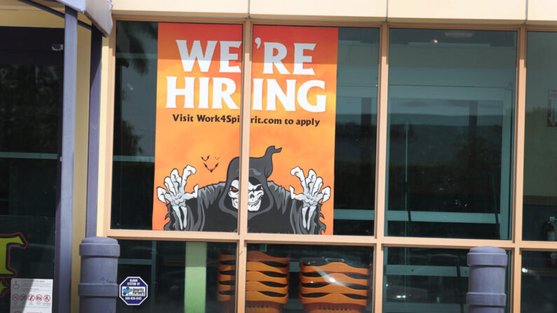 Un cartel de "Estamos contratando" se ve en el escaparate de una tienda el 4 de septiembre de 2020, en Miami, Florida. (Joe Raedle/Getty Images)
