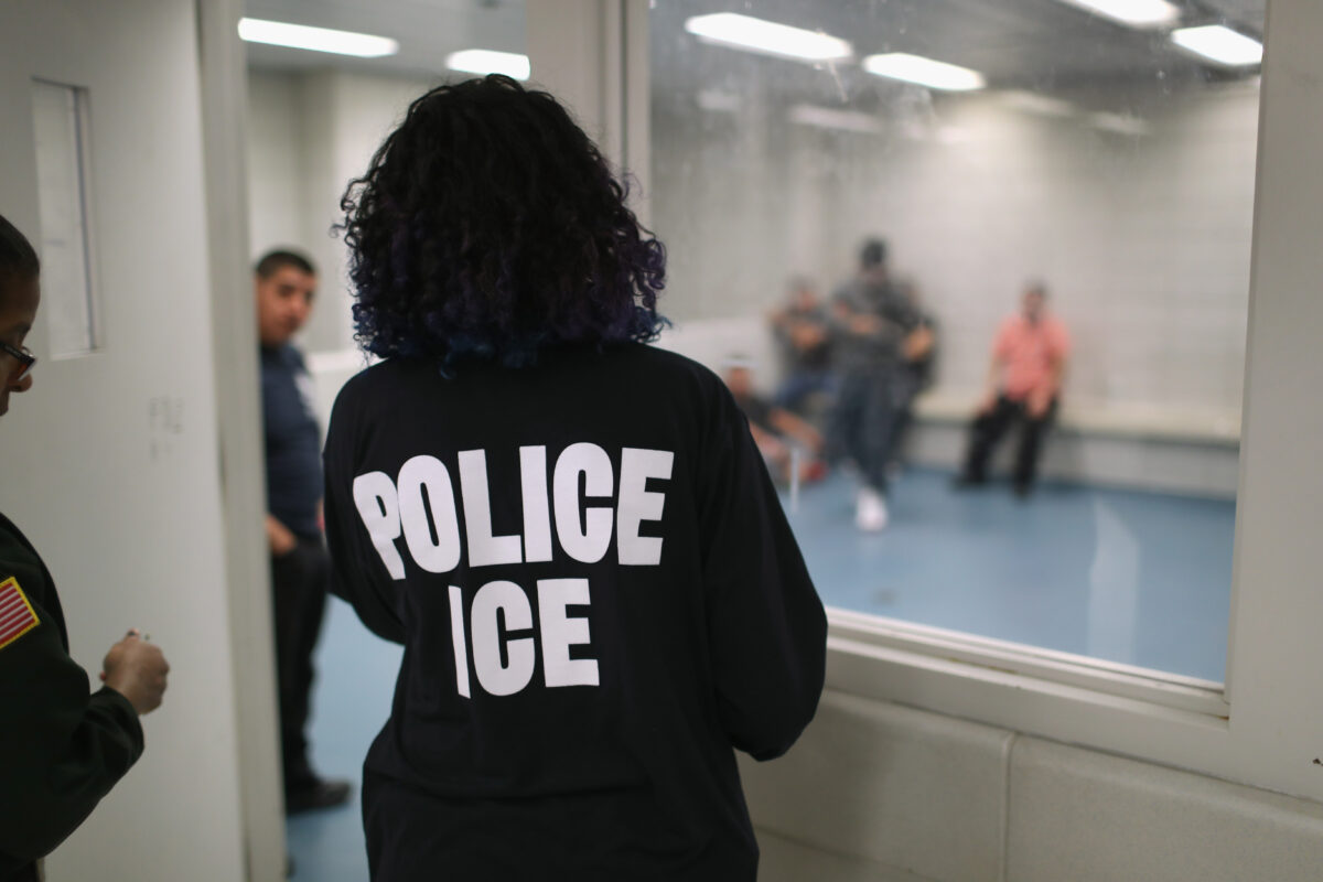 Alto funcionario del ICE admite que Adm. Biden está deteniendo y expulsando a menos inmigrantes ilegales