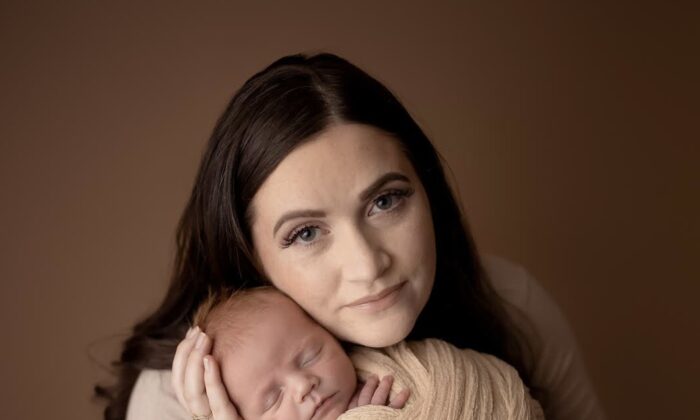 Katie Chubb, directora ejecutiva de Augusta Birth Center en Georgia en una foto sin fecha con su hijo, Belamy-John. (Cortesía Katie Chubb)