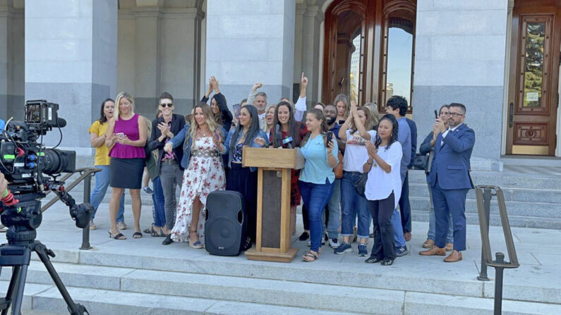 Los defensores de los derechos de los padres celebran la retirada de un proyecto de ley de California que habría permitido a los niños de 15 años o más vacunarse sin el consentimiento de los padres en Sacramento el 31 de agosto de 2022. (Cortesía de la Protección de los Derechos Educativos de los Niños)
