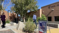 Votantes de Arizona acuden a las urnas para votar y autoridades esperan aumento de cifras a última hora