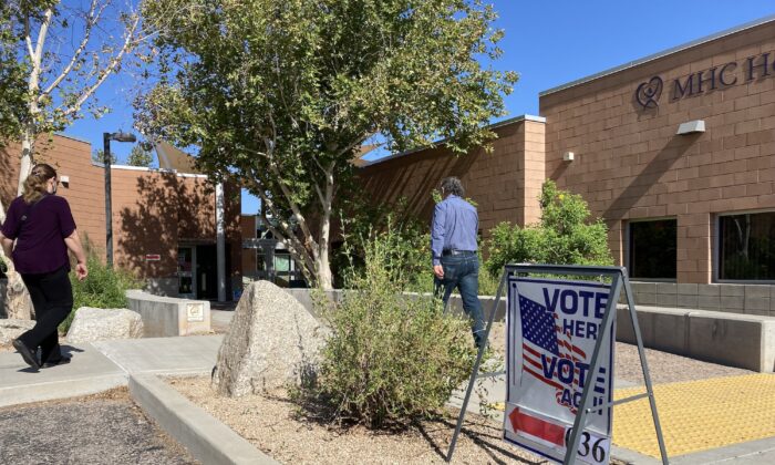 Los votantes ingresan a un lugar de votación en Tucson, Arizona, el día de las elecciones del 2 de agosto de 2022. (Allan Stein/The Epoch Times)