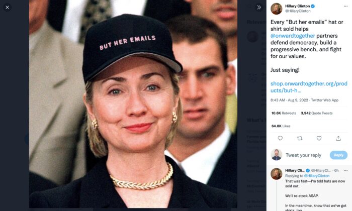 Hillary Clinton tuitea una foto suya con una gorra que dice "But Her Emails" (Pero sus Correos Electrónicos) solo un día después de que el FBI allanara la casa del expresidente Donald Trump en busca de documentos clasificados. Captura de pantalla tomada el 9 de agosto de 2022. (Jackson Elliott/The Epoch Times)
