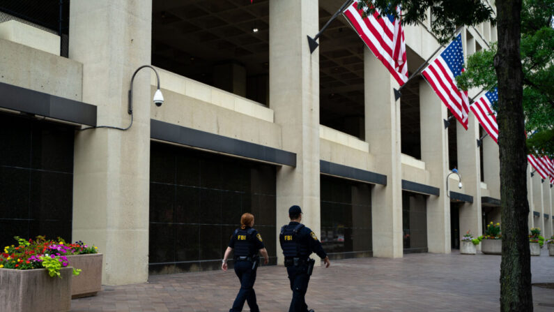 Agentes de la ley pasan por delante del edificio J. Edgar Hoover del FBI en Washington el 21 de julio de 2022. (Chung I Ho/The Epoch Times)
