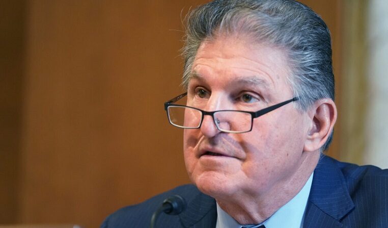 El senador Joe Manchin (D-W.Va.) habla durante una audiencia en Washington el 24 de febrero de 2021. (Leigh Vogel/Pool/AFP vía Getty Images)
