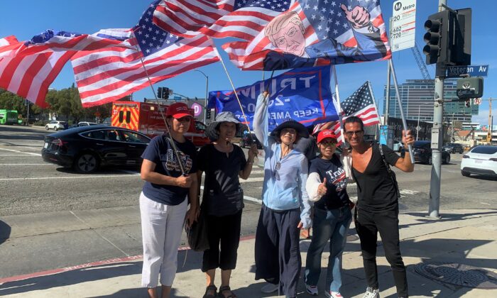 Manifestantes se reúnen frente al Edificio Federal en Los Ángeles, California, el 13 de agosto de 2022, para expresar su enojo por la redada del FBI en Mar-a-Lago. (Linda Jiang/The Epoch Times)
