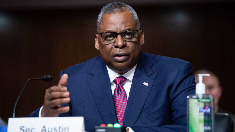 El secretario de Defensa Lloyd Austin III testifica durante una audiencia del Comité de Servicios Armados del Senado en el Capitolio, en Washington, el 7 de abril de 2022. (Saul Loeb/AFP vía Getty Images)
