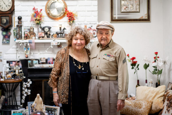 Joe Moraglia y su esposa Loretta en su casa de Long Island, Nueva York (Samira Bouaou/The Epoch Times)